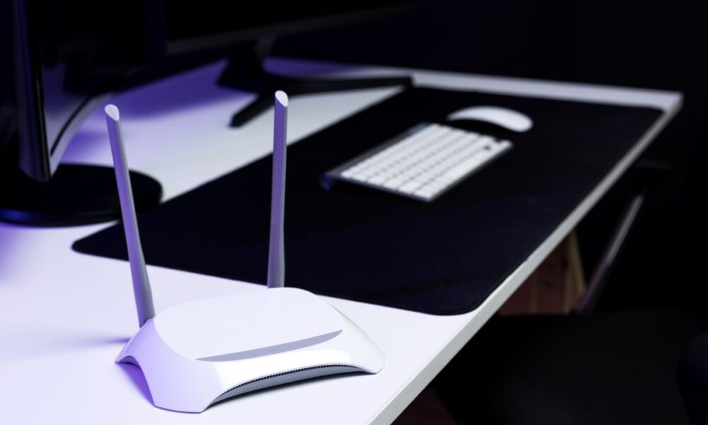 Foto di un model bianco su una scrivania con le antenne per la ricezione della rete.