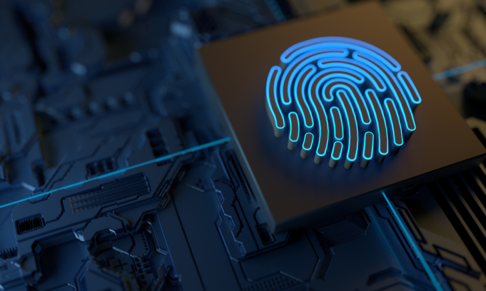 Immagine di un'impronta digitale retroilluminata a rappresentare l'unione tra dati personali, sicurezza informatica e compliance alle direttive come la NIS2.