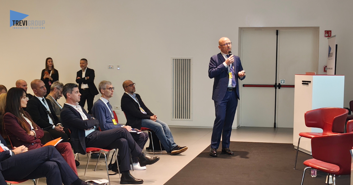 Able Tech sul palco durante l’ARXivar Experience 2025 mentre presenta a un pubblico di professionisti aziendali, organizzato da Trevigroup.