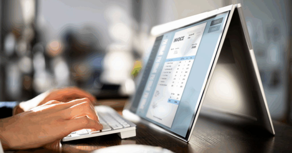 Persona che inserisce dati di fatturazione elettronica su un laptop convertibile, con schermata di una invoice digitale – contesto automazione documentale IX-FE.