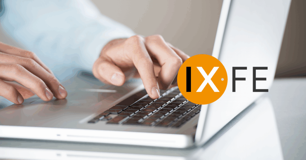 Mani che digitano su un laptop con logo IX-FE in evidenza – rappresentazione del software IX-FE per la gestione della fatturazione elettronica.