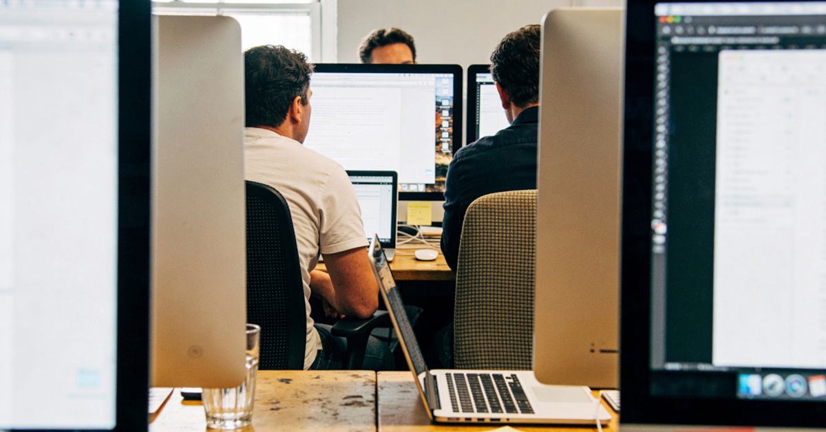 lavoro-ufficio-ai-for-work Persone al lavoro in ufficio su computer, esempio di attività quotidiane supportate da strumenti digitali e AI for Work.