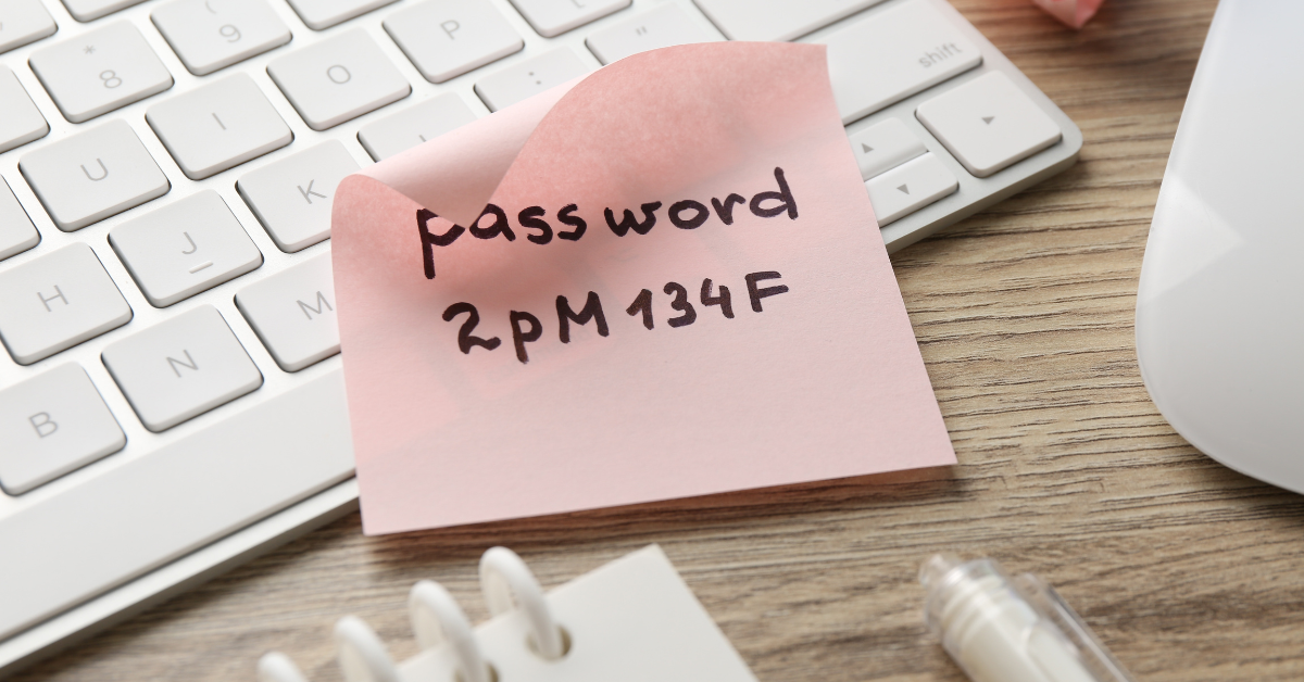 Password debole scritta su post-it vicino alla tastiera, vulnerabilità facilmente sfruttabile da un hacker