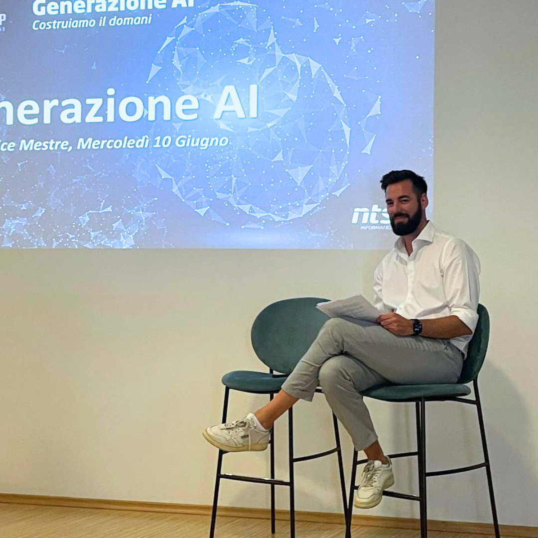 Il nostro IT Specialist seduto davanti alla slide Generazione AI, durante l’evento dedicato all’intelligenza artificiale e all’innovazione.