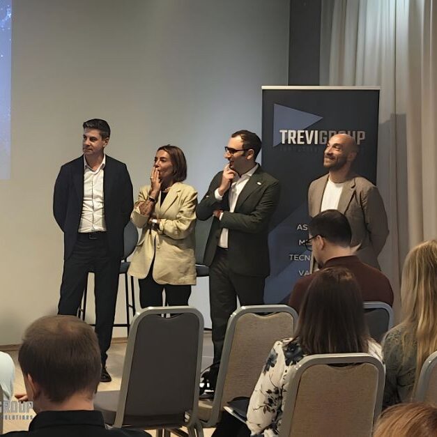 Trevigroup e NTS sul palco durante l’evento Generazione AI, davanti al pubblico e al banner Trevigroup.