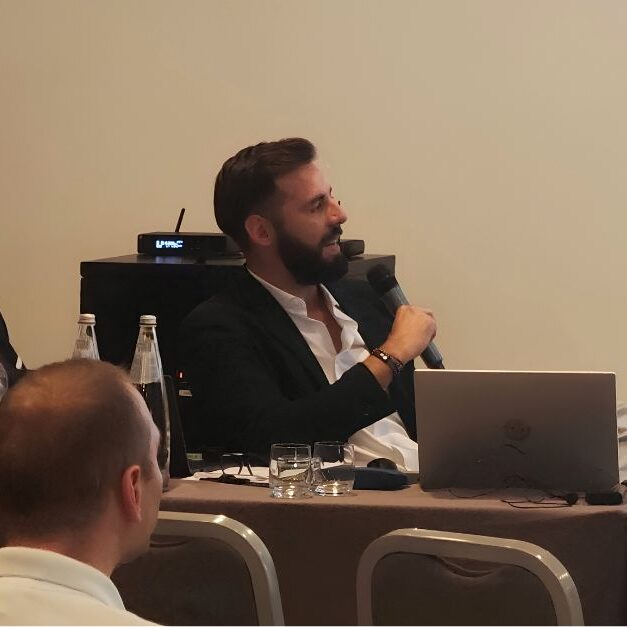 Riccardo Mazzon interviene al tavolo durante l’evento Generazione AI.