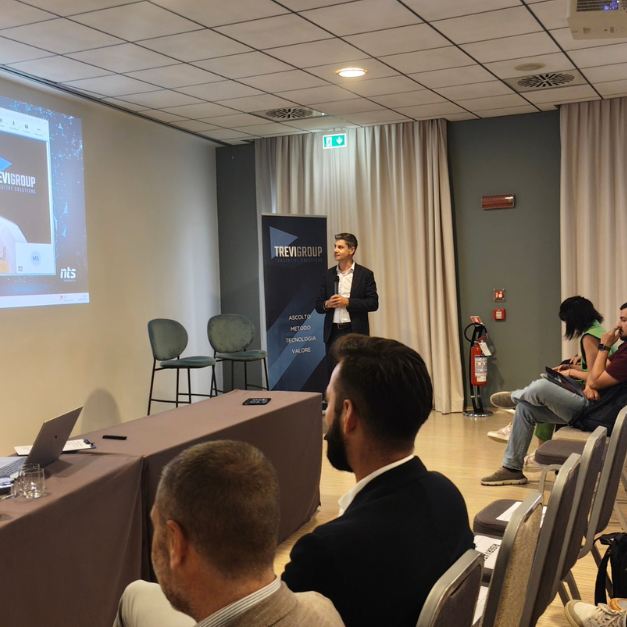 Evento Generazione AI con titolare in collegamento video con il Business Expert di Trevigroup.