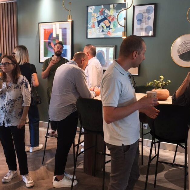 Momento di networking tra i partecipanti dell’evento Generazione AI durante la pausa, in un ambiente informale e professionale.