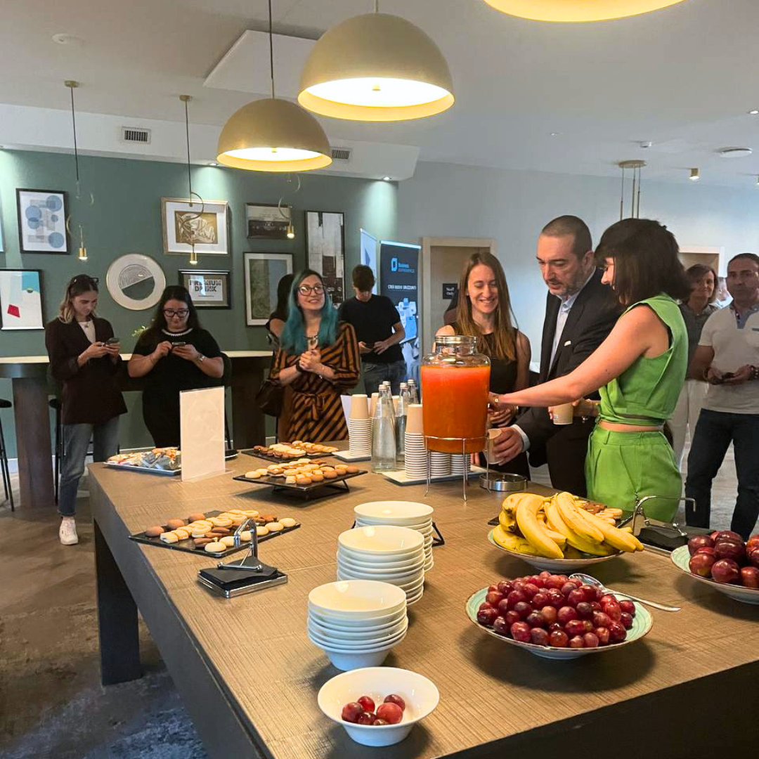 Buffet e momento conviviale tra i partecipanti dell’evento Generazione AI, dedicato al networking dopo gli interventi.